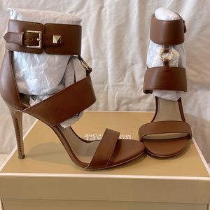 NIB MICHAEL Michael Kors Amos Brown Leather/Gold Accent 4” Heel Sandal